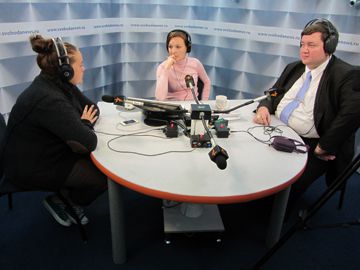 Адвокат Антон Ежов, Наталья Киселёва и ведущая программы Марьяна Торочешникова в студии